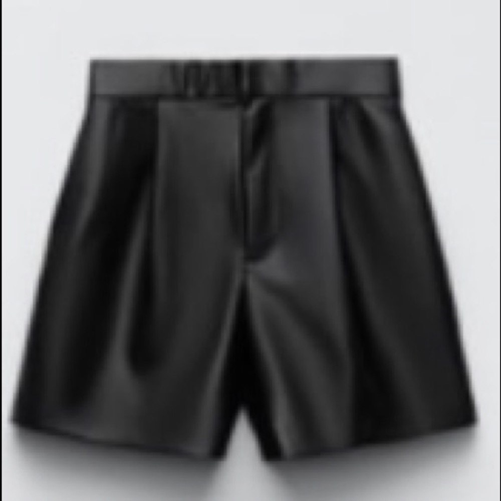 Zara FAUX LEATHER PLEATED SHORTS
BLACK